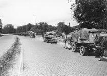 501308 Afbeelding van de terugtocht van Duitse krijgsgevangenen op enkele paardenwagens op de Utrechtseweg bij Klein ...
